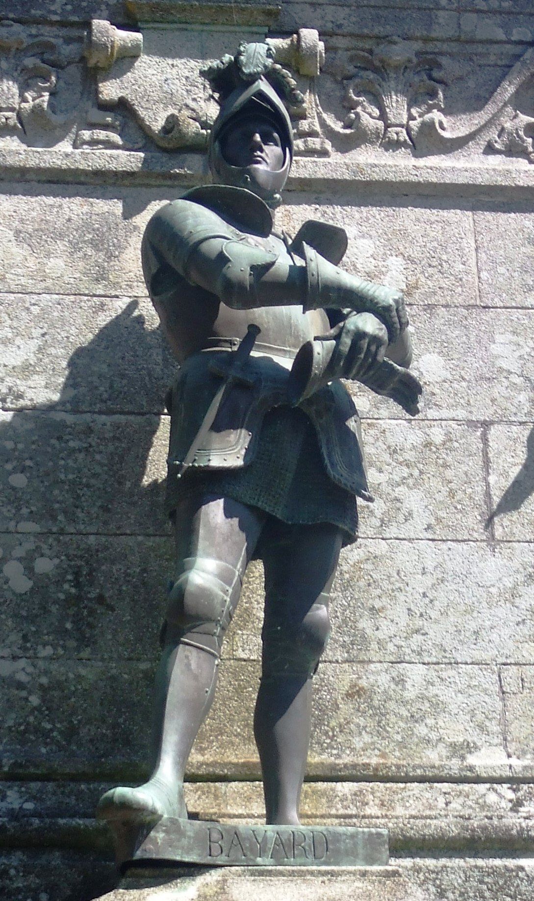 Statua di Pierre Terrail de Bayard a Sainte-Anne-d&rsquo;Auray, in Bretagna